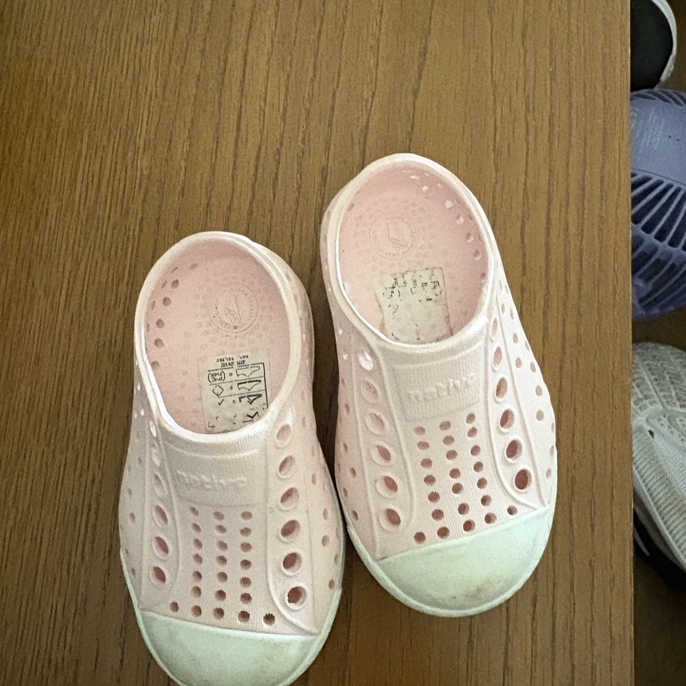 Native Kids Water Shoes - Light Pink